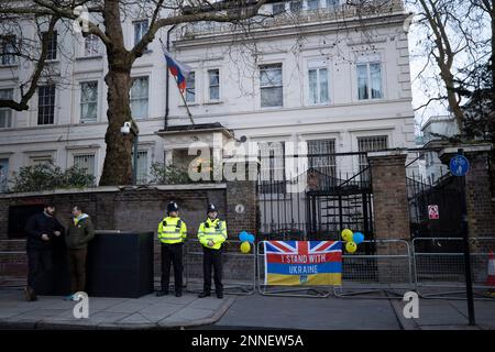 London, Großbritannien. 24. Februar 2023. Eine kombinierte Flagge von Union Jack und ukrainischer Flagge hängt am Zaun der russischen Botschaft in London. Tausende Ukrainer und ihre Anhänger versammelten sich in der russischen Botschaft in London zu einer Kundgebung zum Gedenken an den 1. Jahrestag des Russisch-Ukraine-Krieges. Russland hat die Invasion in der Ukraine mit Bombenanschlägen auf die Großstädte am 24. Februar 2022 um 5am Uhr begonnen. Kredit: SOPA Images Limited/Alamy Live News Stockfoto