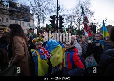 London, Großbritannien. 24. Februar 2023. Die Ukrainer und ihre Anhänger werden bei der Kundgebung in der russischen Botschaft in London gesehen. Tausende Ukrainer und ihre Anhänger versammelten sich in der russischen Botschaft in London zu einer Kundgebung zum Gedenken an den 1. Jahrestag des Russisch-Ukraine-Krieges. Russland hat die Invasion in der Ukraine mit Bombenanschlägen auf die Großstädte am 24. Februar 2022 um 5am Uhr begonnen. Kredit: SOPA Images Limited/Alamy Live News Stockfoto