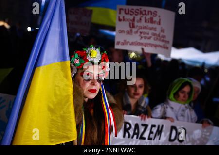 Krakau, Polen. 24. Februar 2023. Ukrainische Bürger und Anhänger nehmen am marsch " gemeinsam für den Frieden in der Ukraine " Teil, um Solidarität mit der Ukraine zu zeigen und an den einjährigen Jahrestag der russischen Invasion in der Ukraine zu erinnern. Krakau, Polen, am 24. Februar 2023. Russlands umfassender Angriff verursachte Europas größte Flüchtlingskrise seit dem Zweiten Weltkrieg mit mehr als 10 Millionen Menschen, die die polnische Grenze überquerten. (Kreditbild: © Beata Zawrzel/ZUMA Press Wire) NUR REDAKTIONELLE VERWENDUNG! Nicht für den kommerziellen GEBRAUCH! Stockfoto