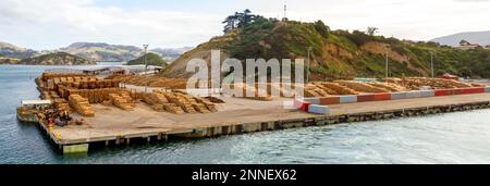 Kommerzielles Holzlager am Pier in Akaroa, Neuseeland. Stockfoto