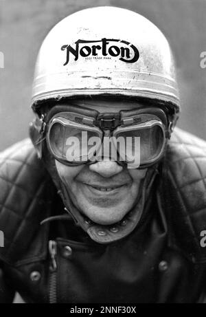 Der alte Biker Don Jones fuhr 1994 mit seinem 500cc Manx Norton Motorrad auf Hodge Bower Stockfoto