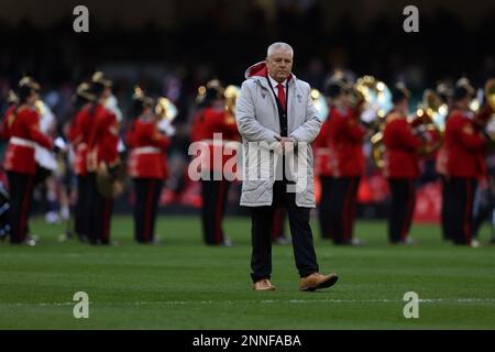 Cardiff, Großbritannien. 25. Februar 2023. Warren Gatland, der Cheftrainer des Wales Rugby-Teams, schaut vor dem Spiel zu. Guinness Six Nations-Meisterschaftsspiel 2023, Wales gegen England im Fürstentum-Stadion in Cardiff am Samstag, den 25. Februar 2023. Bild von Andrew Orchard/Andrew Orchard Sportfotografie/Alamy Live News Credit: Andrew Orchard Sportfotografie/Alamy Live News Stockfoto