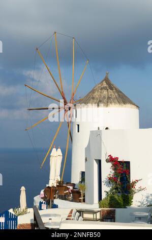 Europa, Griechenland, Santorin, Oia. Blick auf die Windmühle auf der Insel Thira in Griechenland. Stockfoto