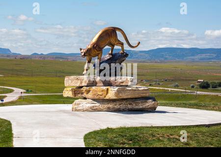 Cougar-Skulptur im Beulah, Wyoming, Willkommenszentrum, wenn Sie den Bundesstaat von South Dakota aus direkt an der Interstate 90, horizontal, betreten Stockfoto