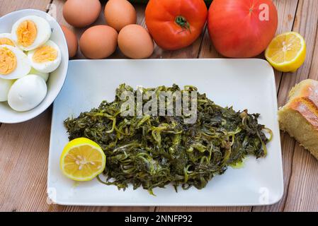 Griechische Küche. Köstlicher gekochter Löwenzahn. Horta oder Wild Greens. Stockfoto