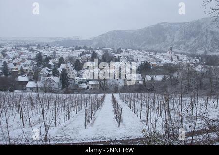 Bad Munster am Stein-Ebernburg, Deutschland - 8. Februar 2021: Mit Blick auf die Weinberge, Bad Munster und Rotenfels mit Schnee bedeckt auf einem kalten, grauen, nebligen Sieg Stockfoto