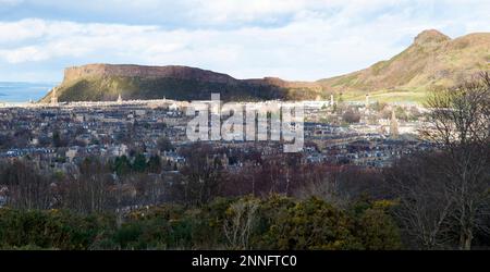 Blick auf Arthur's Seat und Salisbury Crags in Edinburgh Stockfoto
