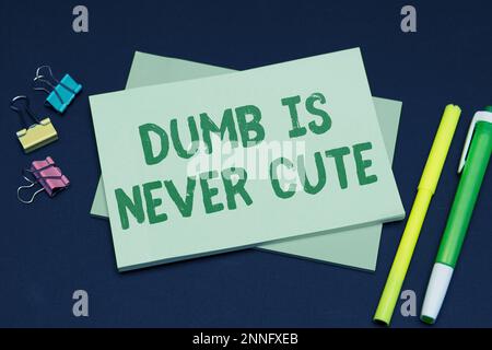 Die Inspiration zeigt das Zeichen „dumm ist nie süß“. Konzept bedeutet rationale Schritte, die eine Person unternimmt, um eine unerlaubte Handlung zu vermeiden Stockfoto