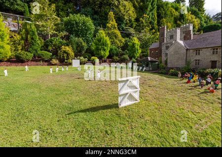 06.08.2021 Torquay, Großbritannien. Babbacombe Miniatur-Modelldorf. Szene mit Cricketspielern in ländlicher Umgebung. Stockfoto