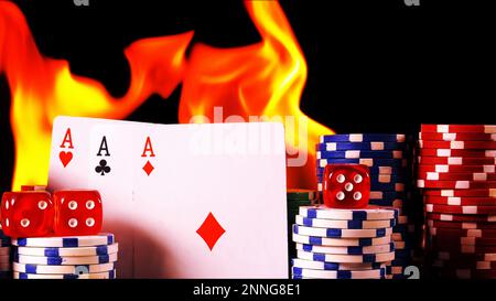 Glücksspiel Poker Karten Geld-Chips und Rote Würfel auf Feuerfoto Stockfoto