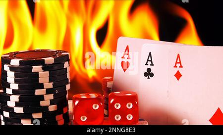 Glücksspiel Poker Karten Geld-Chips und Rote Würfel auf Feuerfoto Stockfoto