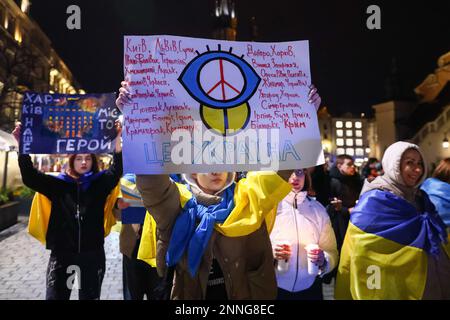 Krakau, Polen. 24. Februar 2023. Ukrainische Bürger und Anhänger nehmen am marsch " gemeinsam für den Frieden in der Ukraine " Teil, um Solidarität mit der Ukraine zu zeigen und an den einjährigen Jahrestag der russischen Invasion in der Ukraine zu erinnern. Krakau, Polen, am 24. Februar 2023. Russlands umfassender Angriff verursachte Europas größte Flüchtlingskrise seit dem Zweiten Weltkrieg mit mehr als 10 Millionen Menschen, die die polnische Grenze überquerten. (Kreditbild: © Beata Zawrzel/ZUMA Press Wire) NUR REDAKTIONELLE VERWENDUNG! Nicht für den kommerziellen GEBRAUCH! Stockfoto