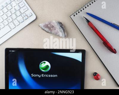 In dieser Fotoabbildung wird das Sony Ericsson Logo auf einem Tablet angezeigt. Stockfoto