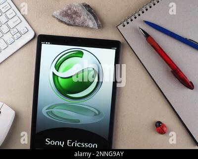 In dieser Fotoabbildung wird das Sony Ericsson Logo auf einem Tablet angezeigt. Stockfoto