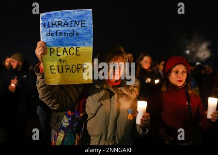 Krakau, Polen. 24. Februar 2023. Ukrainische Bürger und Anhänger nehmen am marsch " gemeinsam für den Frieden in der Ukraine " Teil, um Solidarität mit der Ukraine zu zeigen und an den einjährigen Jahrestag der russischen Invasion in der Ukraine zu erinnern. Krakau, Polen, am 24. Februar 2023. Russlands umfassender Angriff verursachte Europas größte Flüchtlingskrise seit dem Zweiten Weltkrieg mit mehr als 10 Millionen Menschen, die die polnische Grenze überquerten. (Kreditbild: © Beata Zawrzel/ZUMA Press Wire) NUR REDAKTIONELLE VERWENDUNG! Nicht für den kommerziellen GEBRAUCH! Stockfoto