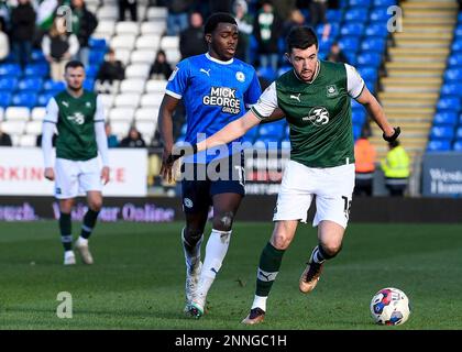 Plymouth Argyle Mittelfeldspieler Finn Azaz (18) schützt den Ball während des Sky Bet League 1-Spiels Peterborough gegen Plymouth Argyle im Weston Homes Stadium, Peterborough, Großbritannien, 25. Februar 2023 (Foto von Stanley Kasala/News Images) vor dem Peterborough United Mittelfeldspieler Kwame Poku (11) Stockfoto