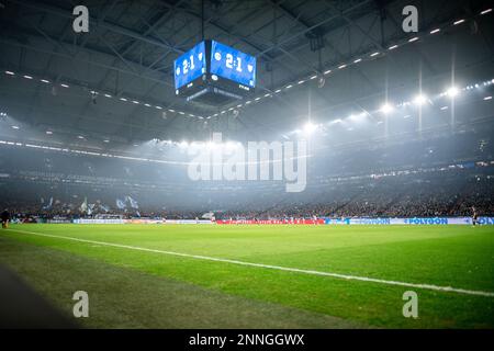 Gelsenkirchen, Deutschland. 25. Februar 2023. Fußball, Bundesliga: Schalke 04 - VfB Stuttgart, Spieltag 22, Veltins Arena. Der Anzeiger zeigt die Endpunktzahl von 2:1. Kredit: Fabian Strauch/dpa - WICHTIGER HINWEIS: Gemäß den Anforderungen der DFL Deutsche Fußball Liga und des DFB Deutscher Fußball-Bund ist es verboten, im Stadion aufgenommene Fotos und/oder das Spiel in Form von Sequenzbildern und/oder videoähnlichen Fotoserien zu verwenden oder verwenden zu lassen./dpa/Alamy Live News Stockfoto