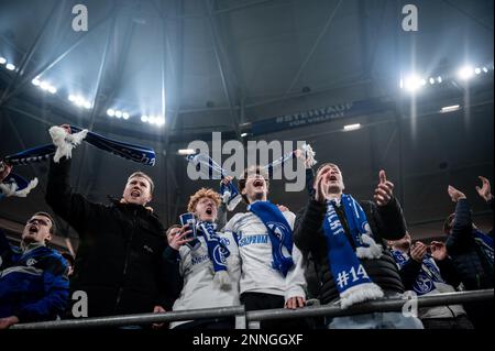 Gelsenkirchen, Deutschland. 25. Februar 2023. Fußball, Bundesliga: Schalke 04 - VfB Stuttgart, Spieltag 22, Veltins Arena. Fans feiern Schalkes Sieg. Kredit: Fabian Strauch/dpa - WICHTIGER HINWEIS: Gemäß den Anforderungen der DFL Deutsche Fußball Liga und des DFB Deutscher Fußball-Bund ist es verboten, im Stadion aufgenommene Fotos und/oder das Spiel in Form von Sequenzbildern und/oder videoähnlichen Fotoserien zu verwenden oder verwenden zu lassen./dpa/Alamy Live News Stockfoto