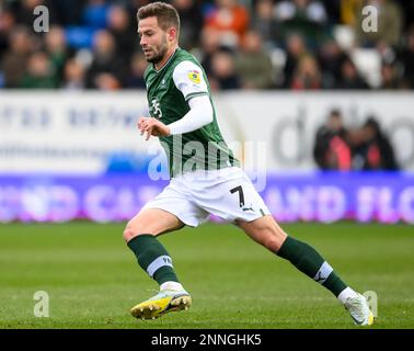 Peterborough, Großbritannien. 25. Februar 2023. Plymouth Argyle Mittelfeldspieler Matt Butcher (7) in Aktion beim Sky Bet League 1 Spiel Peterborough vs Plymouth Argyle im Weston Homes Stadium, Peterborough, Großbritannien, 25. Februar 2023 (Foto von Stanley Kasala/News Images) in Peterborough, Großbritannien, am 2./25. Februar 2023. (Foto: Stanley Kasala/News Images/Sipa USA) Guthaben: SIPA USA/Alamy Live News Stockfoto