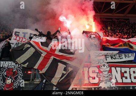 ALKMAAR - AZ-Fans starteten am 25. Februar 2023 im AFAS-Stadion in Alkmaar, Niederlande, während des niederländischen Premier-League-Spiels zwischen AZ Alkmaar und SC Cambuur das Feuerwerk. ANP ED VAN DE POL Stockfoto