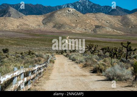 Die State Route 178 führt durch das Kern River Valley in der südlichen Sierra Nevada von Kalifornien. Stockfoto