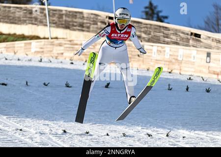 Planica, Slowenien. 25. Februar 2023. EMA Klinec von Slowenien in Aktion während des Women HS 100 Normal Hill Teams bei der FIS Nordic World Ski Championships 2023. Kredit: SOPA Images Limited/Alamy Live News Stockfoto