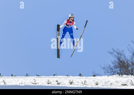 Planica, Slowenien. 25. Februar 2023. Nika Prevc von Slowenien in Aktion während der Frauen HS 100 Normal Hill Team bei der FIS Nordic World Ski Championships 2023. Kredit: SOPA Images Limited/Alamy Live News Stockfoto