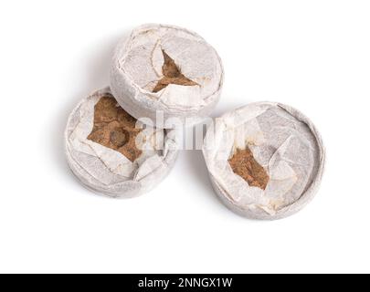 Torftabletten oder Briketts für Sprossen. Isoliert auf weißem Hintergrund. Stockfoto