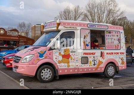 Ein rosa-weißer Eiswagen mit farbenfrohem Design erwartet die Kunden in einem Touristenparkplatz in Gateshead, Großbritannien Stockfoto