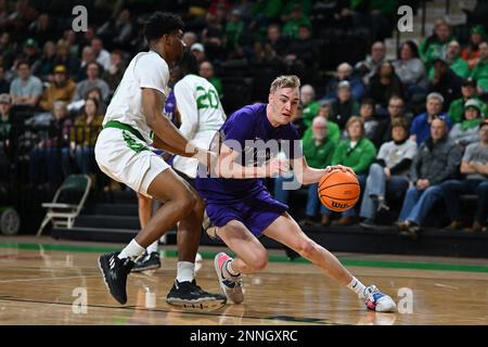 St. Thomas - Minnesota Tommies-Wachmann Andrew Rohde (3) fährt während eines NCAA Männer Basketballspiels zwischen den St. Thomas Minnesota Tommies und die University of North Dakota Fighting Hawks im Betty Engelstad Sioux Center in Grand Forks, ND, am Samstag, den 25. Februar 2023. Foto: Russell Hons/CSM Stockfoto