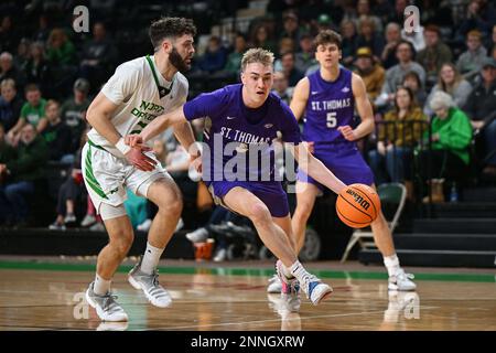 St. Thomas - Minnesota Tommies-Wachmann Andrew Rohde (3) fährt während eines NCAA Männer Basketballspiels zwischen den St. Thomas Minnesota Tommies und die University of North Dakota Fighting Hawks im Betty Engelstad Sioux Center in Grand Forks, ND, am Samstag, den 25. Februar 2023. Foto: Russell Hons/CSM Stockfoto