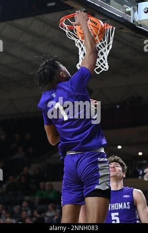 St. Thomas - Minnesota Tommies Guard Kendall Blue (1) dunkelt den Ball während eines NCAA Männer Basketballspiels zwischen den St. Thomas Minnesota Tommies und die University of North Dakota Fighting Hawks im Betty Engelstad Sioux Center in Grand Forks, ND, am Samstag, den 25. Februar 2023. Foto: Russell Hons/CSM Stockfoto