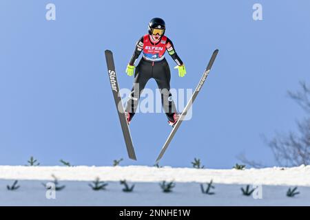 Planica, Slowenien. 25. Februar 2023. Lilou Zepchi von Frankreich in Aktion während der Frauen HS 100 Normal Hill Team bei der FIS Nordic World Ski Championships 2023. (Foto: Andrej Tarfila/SOPA Images/Sipa USA) Guthaben: SIPA USA/Alamy Live News Stockfoto