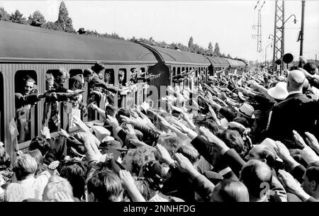 Mitglieder des Freien Korps Dänemark fahren von der Hellerup Station in Kopenhagen zur Ostfront, wo viele Dänen dem nazi salutieren Stockfoto