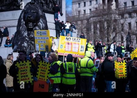 London, Großbritannien. 25. Februar 2023. Demonstranten halten während eines Anti-ULEZ-Protests am Trafalgar Square in London Plakate, auf denen sie ihre Meinung zum Ausdruck bringen. Die Demonstranten fordern, dass Sadiq Khan über umstrittene Expansionspläne "gestürzt" wird. Sie fordern, dass die vorgeschlagene extrem emissionsarme Zone "Khanage" gestoppt wird. Hunderte von Aktivisten führten am Trafalgar Square Wahlkampf gegen die Pläne, wonach die Londoner £12,50 Dollar pro Tag für das Fahren umweltschädlicher Autos zahlen werden. Kredit: SOPA Images Limited/Alamy Live News Stockfoto