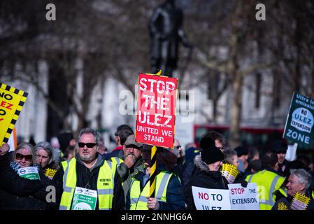 London, Großbritannien. 25. Februar 2023. Demonstranten halten während eines Anti-ULEZ-Protests am Trafalgar Square in London Plakate, auf denen sie ihre Meinung zum Ausdruck bringen. Die Demonstranten fordern, dass Sadiq Khan über umstrittene Expansionspläne "gestürzt" wird. Sie fordern, dass die vorgeschlagene extrem emissionsarme Zone "Khanage" gestoppt wird. Hunderte von Aktivisten führten am Trafalgar Square Wahlkampf gegen die Pläne, wonach die Londoner £12,50 Dollar pro Tag für das Fahren umweltschädlicher Autos zahlen werden. Kredit: SOPA Images Limited/Alamy Live News Stockfoto