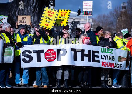 London, Großbritannien. 25. Februar 2023. Demonstranten halten während eines Anti-ULEZ-Protests am Trafalgar Square in London ein Banner und Plakate in der Hand, auf denen sie ihre Meinung zum Ausdruck bringen. Die Demonstranten fordern, dass Sadiq Khan über umstrittene Expansionspläne "gestürzt" wird. Sie fordern, dass die vorgeschlagene extrem emissionsarme Zone "Khanage" gestoppt wird. Hunderte von Aktivisten führten am Trafalgar Square Wahlkampf gegen die Pläne, wonach die Londoner £12,50 Dollar pro Tag für das Fahren umweltschädlicher Autos zahlen werden. Kredit: SOPA Images Limited/Alamy Live News Stockfoto