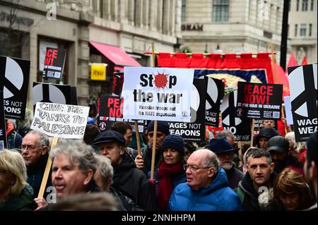 25. Februar 2023 BBC HQ, LONDON, GROSSBRITANNIEN. Tausende Anti-Kriegs-Demonstranten beenden den Krieg in der Ukraine – Nein zum Atomkrieg, Nein zur russischen Invasion, Nein zur nato, Versammlung außerhalb der BBC, marsch zur Trafalgar-Rallye, London, Großbritannien. Stockfoto