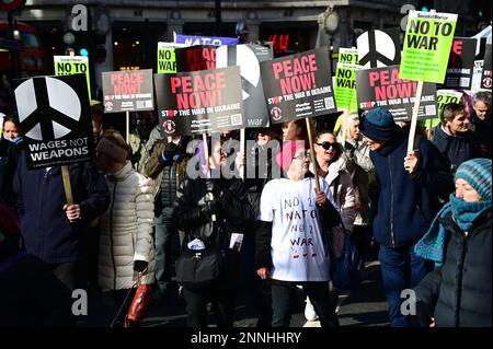 25. Februar 2023 BBC HQ, LONDON, GROSSBRITANNIEN. Tausende Anti-Kriegs-Demonstranten beenden den Krieg in der Ukraine – Nein zum Atomkrieg, Nein zur russischen Invasion, Nein zur nato, Versammlung außerhalb der BBC, marsch zur Trafalgar-Rallye, London, Großbritannien. Stockfoto