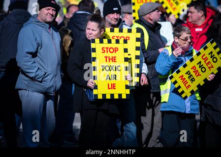 London, Großbritannien. 25. Februar 2023. Demonstranten halten während eines Anti-ULEZ-Protests am Trafalgar Square in London Plakate, auf denen sie ihre Meinung zum Ausdruck bringen. Die Demonstranten fordern, dass Sadiq Khan über umstrittene Expansionspläne "gestürzt" wird. Sie fordern, dass die vorgeschlagene extrem emissionsarme Zone "Khanage" gestoppt wird. Hunderte von Aktivisten führten am Trafalgar Square Wahlkampf gegen die Pläne, wonach die Londoner £12,50 Dollar pro Tag für das Fahren umweltschädlicher Autos zahlen werden. (Foto: Loredana Sangiuliano/SOPA Images/Sipa USA) Guthaben: SIPA USA/Alamy Live News Stockfoto