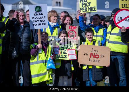 London, Großbritannien. 25. Februar 2023. Demonstranten halten während eines Anti-ULEZ-Protests am Trafalgar Square in London Plakate, auf denen sie ihre Meinung zum Ausdruck bringen. Die Demonstranten fordern, dass Sadiq Khan über umstrittene Expansionspläne "gestürzt" wird. Sie fordern, dass die vorgeschlagene extrem emissionsarme Zone "Khanage" gestoppt wird. Hunderte von Aktivisten führten am Trafalgar Square Wahlkampf gegen die Pläne, wonach die Londoner £12,50 Dollar pro Tag für das Fahren umweltschädlicher Autos zahlen werden. (Foto: Loredana Sangiuliano/SOPA Images/Sipa USA) Guthaben: SIPA USA/Alamy Live News Stockfoto