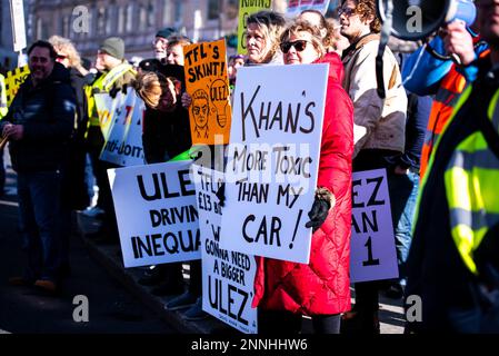 London, Großbritannien. 25. Februar 2023. Demonstranten halten während eines Anti-ULEZ-Protests am Trafalgar Square in London Plakate, auf denen sie ihre Meinung zum Ausdruck bringen. Die Demonstranten fordern, dass Sadiq Khan über umstrittene Expansionspläne "gestürzt" wird. Sie fordern, dass die vorgeschlagene extrem emissionsarme Zone "Khanage" gestoppt wird. Hunderte von Aktivisten führten am Trafalgar Square Wahlkampf gegen die Pläne, wonach die Londoner £12,50 Dollar pro Tag für das Fahren umweltschädlicher Autos zahlen werden. (Foto: Loredana Sangiuliano/SOPA Images/Sipa USA) Guthaben: SIPA USA/Alamy Live News Stockfoto