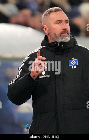 Darmstadt, Deutschland. 25. Februar 2023. Fußball: 2. Bundesliga, Darmstadt 98 - Hamburger SV, Matchday 22, Merck-Stadion am Böllenfalltor. Der Hamburger Trainer Tim Walter. Kredit: Thomas Frey/dpa - WICHTIGER HINWEIS: Gemäß den Anforderungen der DFL Deutsche Fußball Liga und des DFB Deutscher Fußball-Bund ist es verboten, im Stadion aufgenommene Fotos und/oder das Spiel in Form von Sequenzbildern und/oder videoähnlichen Fotoserien zu verwenden oder verwenden zu lassen./dpa/Alamy Live News Stockfoto