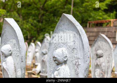 Steinstatuen von Ojizou san, Beschützer der Kinder, Hanibe-Höhlen, Ishikawa, Japan. Stockfoto