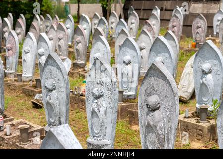 Steinstatuen von Ojizou san, Beschützer der Kinder, Hanibe-Höhlen, Ishikawa, Japan. Stockfoto