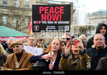 25. Februar 2023 BBC HQ, LONDON, GROSSBRITANNIEN. Tausende Anti-Kriegs-Demonstranten beenden den Krieg in der Ukraine – Nein zum Atomkrieg, Nein zur russischen Invasion, Nein zur nato, Versammlung außerhalb der BBC, marsch zur Trafalgar-Rallye, London, Großbritannien. Stockfoto