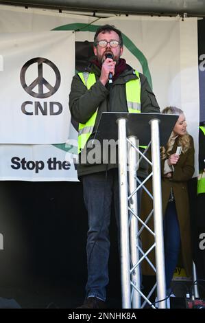 25. Februar 2023 BBC HQ, LONDON, GROSSBRITANNIEN. Sprecher Tom Unterrainer, Vorsitzender der CND bei den Anti-Kriegs-Demonstranten Stopp des Krieges in der Ukraine – Nein zum Atomkrieg, Nein zur russischen Invasion, Nein zur nato, Versammlung außerhalb der BBC, auch eine kleine Gruppe von ukrainischen Konterstopps des Krieges marsch zur Trafalgar Rallye, London, Großbritannien. Stockfoto