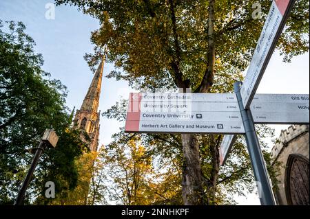 Holy Trinity Church, Coventry, versteckt hinter Bäumen in West Midlands, England. Stockfoto