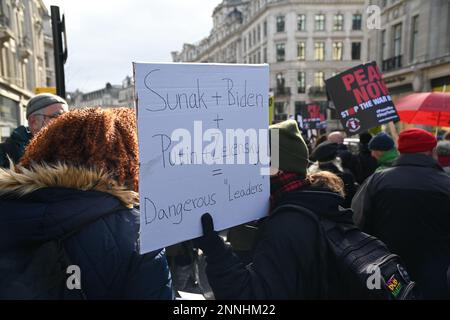 25. Februar 2023 BBC HQ, LONDON, GROSSBRITANNIEN. Tausende Anti-Kriegs-Demonstranten beenden den Krieg in der Ukraine – Nein zum Atomkrieg, Nein zur russischen Invasion, Nein zur nato, Versammlung außerhalb der BBC, marsch zur Trafalgar-Rallye, London, Großbritannien. Stockfoto