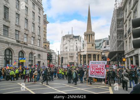 25. Februar 2023 BBC HQ, LONDON, GROSSBRITANNIEN. Tausende Anti-Kriegs-Demonstranten beenden den Krieg in der Ukraine – Nein zum Atomkrieg, Nein zur russischen Invasion, Nein zur nato, Versammlung außerhalb der BBC, marsch zur Trafalgar-Rallye, London, Großbritannien. Stockfoto